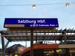 Ein Bahnhofsschild des Salzburger Hbf auf Bahnsteig 2 und 3.(9.12.2011)