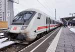 EC 114 (Klagenfurt Hbf - Dortmund Hbf) am 5.1.2015 beim Halt in Salzburg Hbf.
Der zwölfminütige Aufenthalt der EC-Züge aus Klagenfurt bzw. aus Graz wird nun für die Passkontrollen genutzt. Wie hinten rechts im Bild zu sehen ist, ist der Bahnsteig 2/3 nun mit Absperrband geteilt. Wer nach Deutschland will, muss erst seine Reisedokumente vorzeigen.