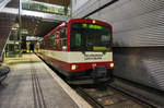 ET 57 wartet im Salzburger Lokalbahnhof auf die Abfahrt als S11 111  LokalExpress  nach Ostermiething.