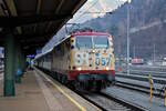 Smartrail 111 057 verlässt mit dem Ski-Express von Malmö Central nach Innsbruck Hbf den Bahnhof Schwarzach St.