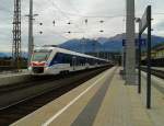 Italienische CAF-Triebzge auf Probefahrt im Drautal. Hier zu sehen sind ETR 564 002 + ETR 564 001 als SPROB 93747 (San Candido/Innichen - Villach Westbf) am 6.10.2015 bei der Durchfahrt in Spittal-Millstttersee. 
CAF unterzeichnete im Jahr 2011 einen Vertrag mit der Region Friaul-Julisch Venetien ber die Lieferung von 8 Elektrozgen fr die von Trenitalia betriebenen Regionallinien. Diese Einheiten gehren zur Civity-Familie. Sie bestehen aus 5 Wagen und haben eine Bodenhhe von 600 mm. Spter unterzeichneten die beiden Parteien einen neuen Vertrag ber die Lieferung von 4 zustzlichen Zgen, in diesem Fall Zweispannungszge der Civity-Familie (wie hier zu sehen). Diese Einheiten wurden fr den Betrieb auf dem Schienennetz der an die Region Friaul-Julisch Venetien angrenzenden Lnder sterreich und Slowenien konzipiert.