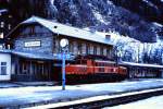 Der Bahnhof von St. Anton am Arlberg, als er noch mitten im Ort lag, an einem trüben Tag in der Advendszeit Mitte der 1980er Jahre. Lok 1020.029 wartet nach erbrachtem Schiebedienst auf die Rückfahrt nach Bludenz.
