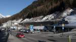 Blick auf den neuen Bahnhof von St.Anton (4.3.11). Der Eingang ist neben dem gelben Bus, die Gleise auf Höhe des ÖBB-Schriftzugs.