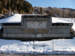 Ein Tunnelportal der alten Strecke wurde aufbewahrt und steht neben der Zufahrt zum neuen Bahnhof von St.Anton (4.3.11)