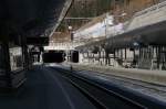 Blick vom Bahnsteig Gleis 2 des neuen Bahnhofs von St.Anton auf die Strecke von/nach Landeck und weiter nach Innsbruck (4.3.11).