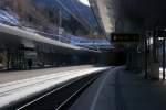 Blick vom Bahnsteig Gleis 2 des neuen Bahnhofs von St.Anton auf die Strecke von/nach Bregenz (4.3.11). Der Bahnsteig reicht hier bis in den Tunnel.