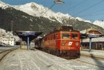 1110.522 wartet mit R-5516 im alten St.Antoner Bahnhof auf die Abfahrt nach Bludenz. Februar 1988