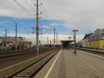 Der Bahnsteig 10 in St. Plten Hbf am 01.06.2016.