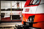 Mal ein Blick in den Spiegel und über die Front des 4746 023 ;-)
Aufgenommen in Villach Hbf, am 18.3.2018.