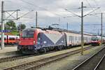 Mit einem Zug nach Udine verlässt die 190 301 der Ferrovie Udine Cividale am 23.08.2022 den Villacher Hauptbahnhof