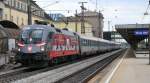 1116 138 (50 Jahre Heeressport) mit OIC 641 bei der Ausfahrt aus dem Bahnhof Wels. Aufgenommen am 17. Juli 2012.