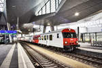 2016 011-6 wartet in Wien Hbf, mit dem R 2578, auf die Abfahrt nach Marchegg.