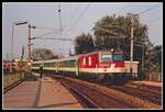 1146 002 fährt am 22.09.1994 mit einem Nordbahnschnellzug durch die Haltestelle Lobau. Mit der Baureihe 1146 (zwei Loks),man kann sie als Versuchslok bezeichnen, sammelte man erste Erfahrungen mit der Drehstromtechnik bei den ÖBB.