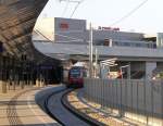 Einfahrt von 4124 033-4 als S80 und einem V-Zug der U2 in den Anfang Oktober neu erffneten S- bzw. U-Bahnhof Wien Stadlau. 12.10.10 