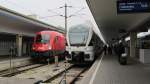 Zwei harte Konkurrenten: Whrend auf Gleis 1 die 1016 009 mit dem OIC 863  150 Jahre Alpenverein  aus Bregenz eingetroffen ist, erreichte ein Westbahn 4010 auf Gleis 2 den Wiener Westbahnhof als WB