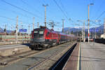 ÖBB 1116 222 erreicht mit einem Railjet den Bahnhof Wörgl. (30.12.2022)