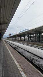 Die Gleise 1 und 2 mit den dazugehrigen Bahnsteigen 3 und 4 von Wrgl Hbf immer noch verschneit am 25.2.2012.