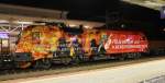 Die 1016 048-1  Niederösterreichischer Landesfeuerwehrverband  der ÖBB hält in der Nacht des 16.9.2015 mit einem Güterzug von Hall in Tirol nach Wels im Bahnhof Wörgl. Der Zug bekommt 2 Vorspannlok´s, eine 1144 und 1216 für die Fahrt über die Giselabahn(Kitzbühel)nach Oberösterreich.