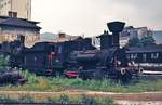 Leider nur abgestellt erwischte ich die 1860 gebaute 671 der Graz-Köflacher Bahn am 18.06.1974 im Heizhaus Graz. Zu diesem Zeitpunkt war sie noch nicht museal hergerichtet und besaß noch einen Kobelschornstein. Hinter ihr war eine ehemalige Südbahn-30 abgestellt.