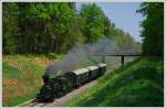 Schon als Tradition kann man den Dampfsonderzug der Steirischen Eisenbahnfreunde am 1. Mai von Graz nach Lieboch zum dortigen Radwandertag bezeichnen. Da entlang der GKB-Strecken gründlich ausgeholzt wurde, ist es nun wieder möglich im Kaiserwald zwischen Premstätten-Tobelbad und Lieboch Aufnahmen mit der schwarzen Brücke zu machen. Die Aufnahme zeigt die 149 Jahre alte 671 (Südbahnreihe 29) mit ihrem SPZ 8547 bei der zweiten Fahrt an diesem 1.5.2009.