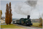 GKB 671 mit ihrem LPZ 8521 am 26.10.2016 bei der Ausfahrt aus dem zur Haltestelle rückgebauten Bahnhof Schwanberg.