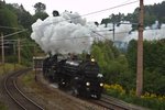 Der Sonderzug SR 17085 mit der 310.23 vorne und 109.13 dahinter im Gleisbogen bei Klamm-Schottwien. (17.09.2016)