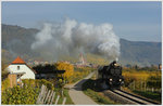 310.23 mit dem Sonderzug 17264 von Wien nach Spitz am 28.10.2016 mit Blick auf Weißenkirchen in der Wachau.