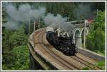 17c 372 vom Heizhaus Strasshof und die ungarische MAV 204 mit ihrem Sdz R 16247 am 11.6.2006 beim berqueren des hchsten Viaduktes der Semmeringbahn, der  Kalten Rinne 