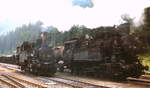 Im August 1975 haben 197.303 und 97.201 einen beladenen Erzzug vom Bahnhof Erzberg zum Bahnhof Präbichl gebracht.