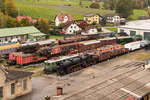 Einen Blick von oben: Eisenbahnmuseum Ampflwang. Das Foto stammt vom 7. Oktober 2018. Die Dampflok im Vordergrund ist 52.7102 und die grüne E-Lok dahinter ist 1010.09. 