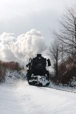 Dampflokomotive 52.100 in einem Gleisbogen kurz nach Hetzmannsdorf. (17.02.2013)