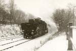 BB - Eine 52 zieht (mit Mhe) einen sehr langen Gterzug auf der Wiener Verbindungsbahn zwischen West und Sdbahn - Hier bei Hietzing, entlang der Hummelgasse im Winter 1961 - Viel Schnee, es ist schon fast dunkel !  Foto : J.J.Barbieux