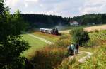 638.1301 der GEG mit Ammersee-Dampfzug (DPE 79756) bei Pflaumdorf (11.08.2013)