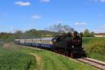 EZ 7390 mit der 77 28 von Wien Praterstern (Nw) zum Oltimertreffen nach Ernstbrunn (Erb). Hier zum Sehen kurz nach der Haltestelle Karnabrunn; am 04.05.2014