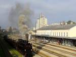 77.28 der ÖGEG; verlässt mit einem Sonderzug den Bahnhof Ried; 141003