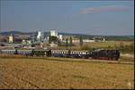 Anlässlich des Regionalbahntages auf der Landesbahnstrecke Korneuburg-Ernstbrunn, führte die ÖGEG 78 618 den Sonderzug. Als der Zug um 16:30 aus Ernstbrunn ausfährt, steht die Sonne bereits tief. Im Hintergrund ist das markante Kalkwerk bei Ernstbrunn zu sehen. (16.09.2018)