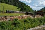 Bei der Ausfahrt von Laubenbachmühle Richtung St.Pölten befindet sich das namensgebende Sägewerk. Mh.6 hat mit ihrem Zug den Bahnhof Laubenbachmühle verlassen und befindet sich hier auf dem Rückweg nach St.Pölten, 12.7.2015