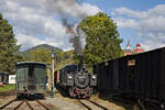 Ein Bahnhofsbild von Treibach-Althofen, wo die 699.101 der Gurktalbahn vor einem Güterzug auf die Abfahrt wartet.