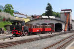 Lok Nr. 4 macht sich mit den roten Wagen vor dem Depot bereit für die Fahrt zum Bahnsteig. Jenbach, 20.6.2023