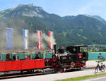 Der Halteort in Achensee-Seespitz liegt direkt am Radweg. Der Zug wartet auf die letzten Fahrgäste für die Fahrt nach Jenbach. Achensee-Seespitz, 20.6.2023