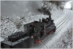 Einschnitt II - Winterdampf im Stainzertal - Draculinchen 764.411R fährt mit einem Fotogüterzug durch die Wälder nahe Kraubath.