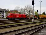 2016 077-8 samt Bauzug, wurde bereits sehnsüchtig von 2 Bahnfotografen am Bhf.