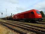 2016 064-5 braust mit dem vollen Kesselwagenzug (47851)durch den Bahnhof Ried i.I.; 180601