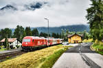 Geschoben von 2016 059-5, fährt die S4 4807 (Villach Hbf - Hermagor), aus dem Bahnhof Görtschach-Förolach aus.