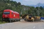 Entleerung der von 2016 043 nach Imst-Pitztal gezogenen Materialförder- und Siloeinheiten. Aufnahme entstand am 18.08.2018 vom Wendekreis des Parkplatzes am Bahnhof Imst-Pitztal.