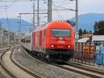 Graz. Am 14.05.2020 fuhr der Regionalexpress von Graz nach Fehring mit geändertem Zuglauf: Mit einer Lok der Reihe 2016 vorraus fährt der Zug hier in den Bahnhof Don Bosco ein. 
