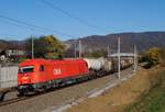 2016 090 + Güterzug kurz vor der Haltestelle Stübing. (07.11.2020)