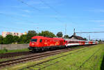 Die einzige ÖBB Werbe 2016-er, die 001 mit einem Wendezug bei der Ausfahrt von Bf. Komárno.
08.08.2021.