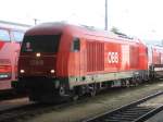 2016 039-6 wartet mit ein paar Wagen fast unter dem Parkdeck im Hauptbahnhof Krems an der Donau am 28.7.2007 um 11.19