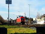 2016 069-4 nähert sich mit einem Vollrübenzug von Gurten kommend, im Bahnhof Ried, den noch vorhanden Steinfundamenten der alten Fußgängerüberführung; 230116